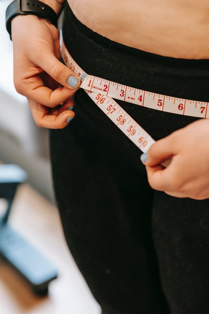 Photo by Andres  Ayrton: https://www.pexels.com/photo/plus-size-woman-measuring-hips-in-gym-6551070/